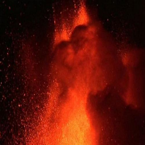 Vulcão Etna cospe fogo e cinzas em erupção espetacular
