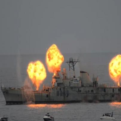 Navios de guerra sendo afundados com explosivos, torpedos e bombas 
