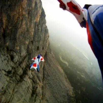 Paraquedista atravessa uma fenda em uma montanha 