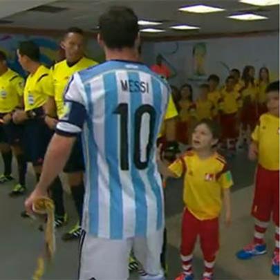Messi deixa garoto no vácuo antes de entrar em campo