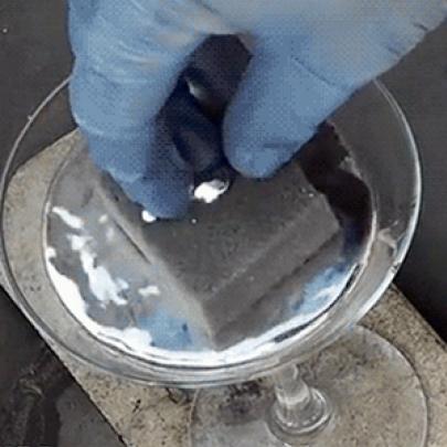 O que acontece quando se mergulha uma esponja no mercúrio