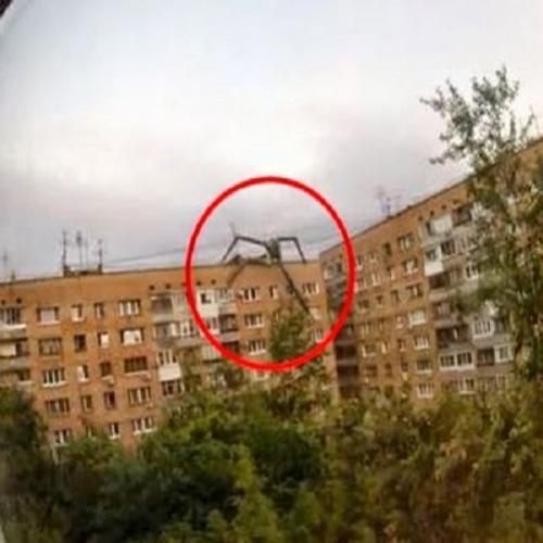 Aracnídeo gigante escala casas na Rússia. [vídeo]