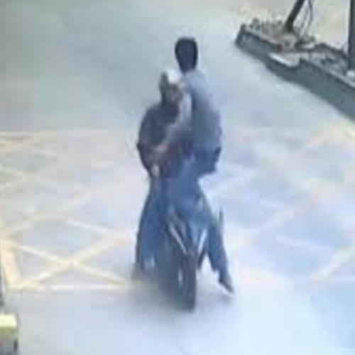 Chinês dá voadora e derruba motociclista que roubou seu celular