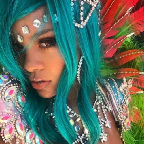 Rihanna muito sexy desfilando no carnaval de Barbados