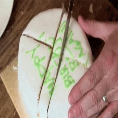 VEJAM: Existe o jeito certo de cortar um bolo.Aprenda!