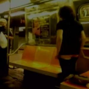 Mulher tira as calças e fica nua em metrô de Nova York