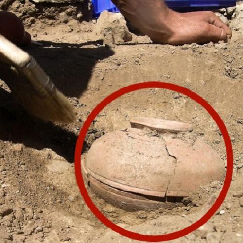 Pote de 800 anos é encontrado, e todos ficaram surpresos ao descobrir 