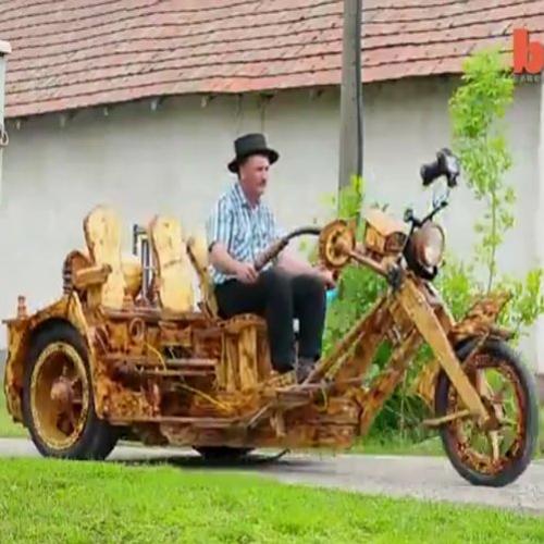 Um triciclo de madeira andando pelas ruas?