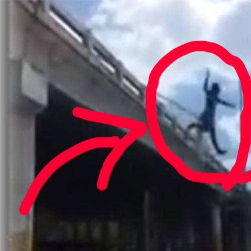 Homem-Aranha arrisca a sua vida balançando em viaduto para pedir esmol