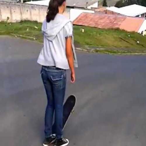 Menina quase se mata descendo morro de skate.
