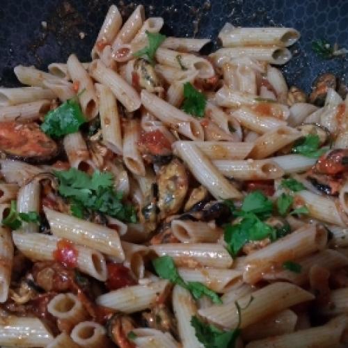 Receita: Penne (sem glúten) com mexilhões ao molho de tomate e limão