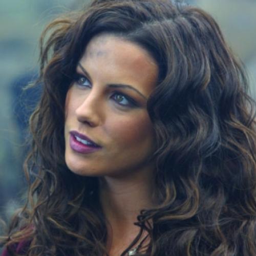 Atriz de ‘Van Helsing’ completou 49 anos e chama a atenção pela beleza