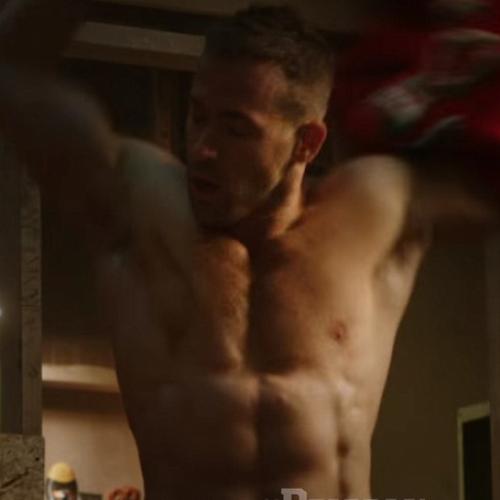  Ryan Reynolds mostrando o tórax em novo comercial de Deadpool