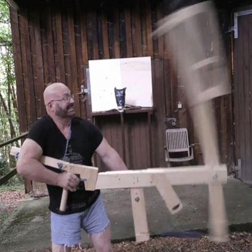 Homem constrói catapulta portátil para lançar lâminas