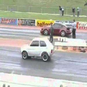 Uma Desgraça do Fiat 126 vs Porsche 911 