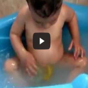 Criança assusta com seu próprio cocô na banheira (ri muito)
