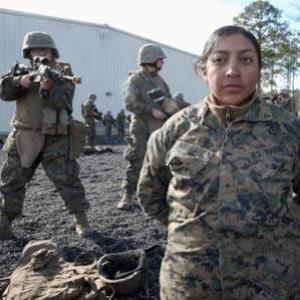 Equipe feminina treinada pelo Corpo de Fuzileiros Navais
