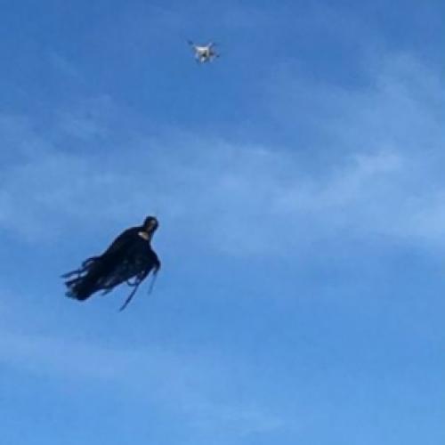 Homem cria dementador com drone e assusta a vizinhança