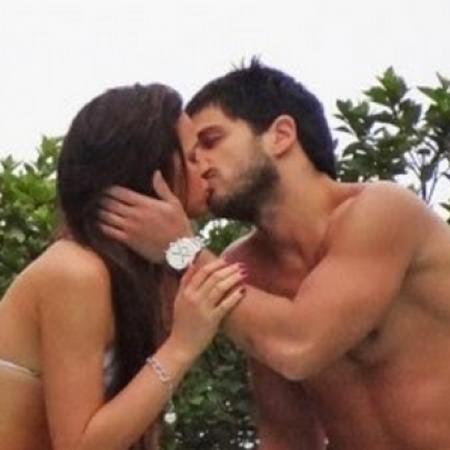 Bruna Marquezine é pega beijando…