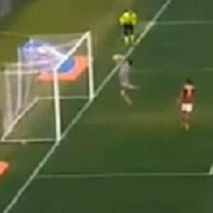 Goleirão uruguaio marca gol contra bizarro