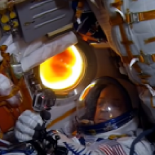 Cosmonauta filma reentrada na atmosfera de dentro da cápsula
