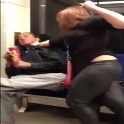 Mulher possuída ataca passageiro dentro de um trem