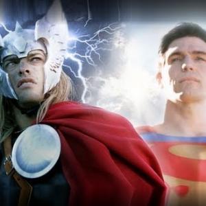 Duelo de gigantes entre Superman e Thor