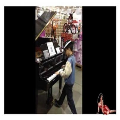 Menino entra em loja de brinquedos e dá canja sensacional em piano