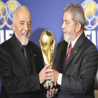 Paulo Coelho passou de entusiasta da Copa a profeta do Apocalipse