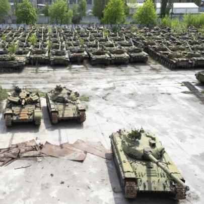 Cemitério de tanques na Ucrânia reúne relíquias da era soviética