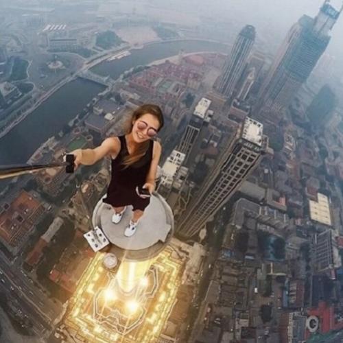 Fotógrafa russa tira fotos desafiadoras e arriscada em edifícios altos