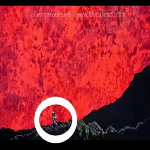 Homem faz Selfie dentro de vulcão em erupção