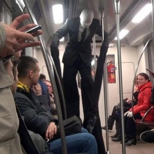 30 Imagens mostrando alguns momentos estranhos em metrô e ônibus