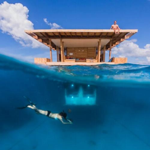 Manta Resort: Um hotel sob e sobre as águas do mar