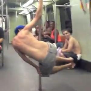 O melhor duelo de pole dancing no metrô do Rio