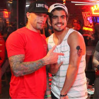 Caio Castro tatua Mickey no braço