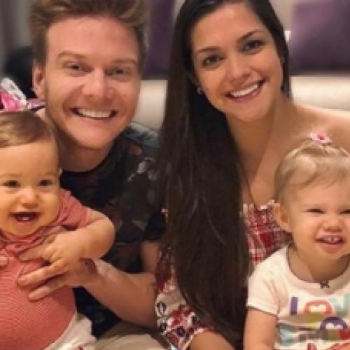 Filha de Thais Fersoza encanta ao pedir para tirar selfie