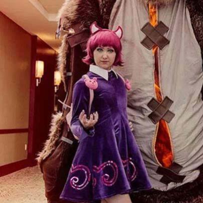 Cosplay da Annie, muito bem feito!