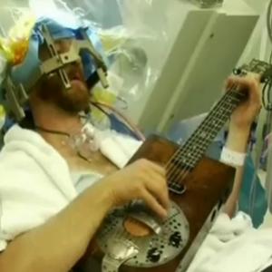 Paciente toca guitarra durante cirurgia no cérebro