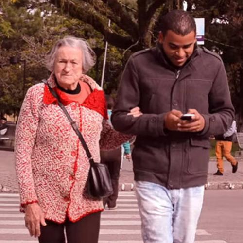 A idosa que ajuda pedestre a atravessar a rua