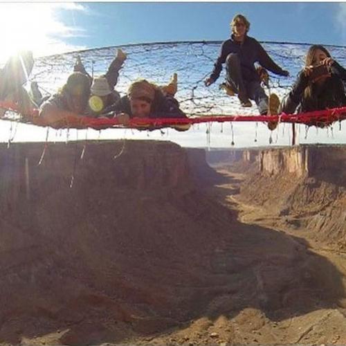 Relaxando em uma rede no Grand Canyon a mais de 1000m de altura