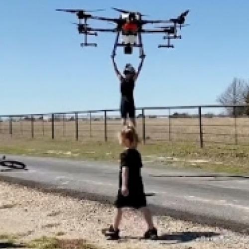 Pai usa drone pra fazer filho voar e causa acidente