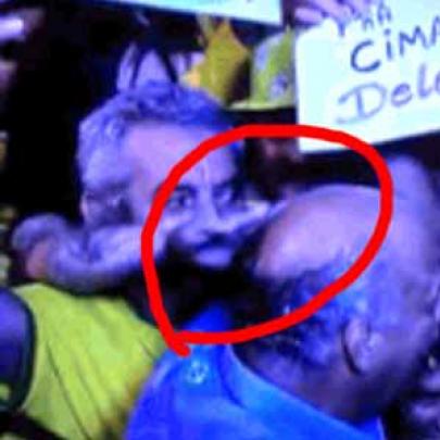 Repórter da globo recebe carinho ao vivo depois do jogo do Brasil