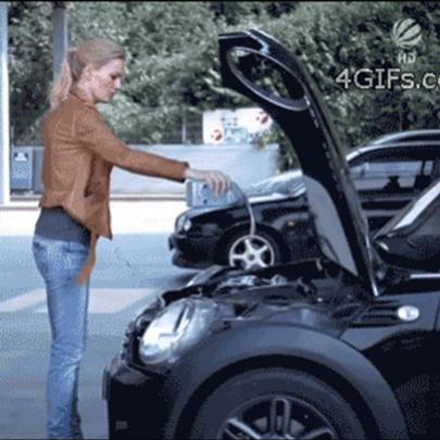 Colocando óleo no carro