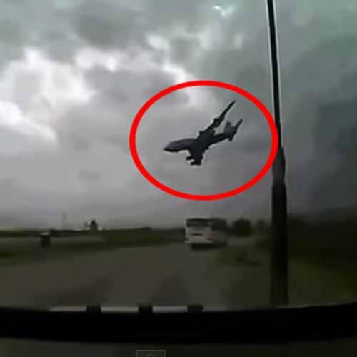 Avião cai no Afeganistão e é filmado por câmera do carro
