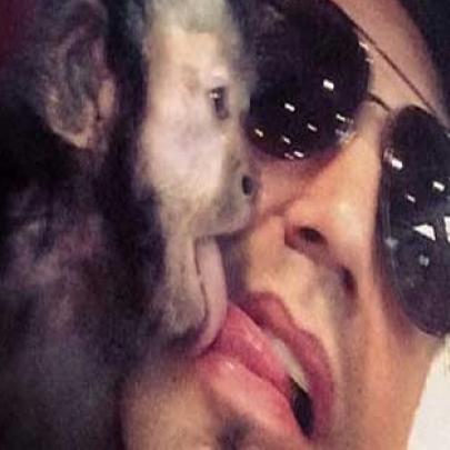 Latino posta foto beijando seu macaquinho de estimação