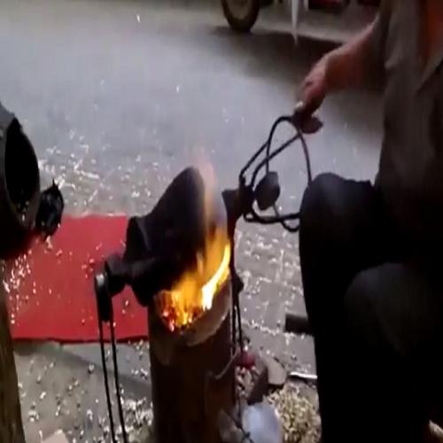 A maneira mais estranha de se preparar pipoca na rua