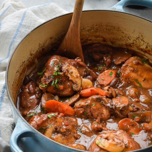 Aprenda a fazer um frango ao vinho tinto (ou Coq au vin)