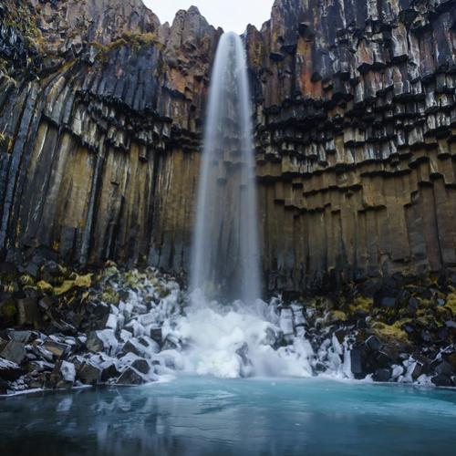 A Incrível cachoeira negra da Islândia