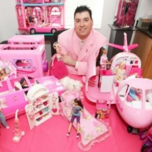 Homem possui 2 mil bonecas da Barbie e 1 mil do Ken